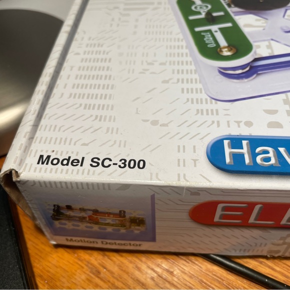 Elenco Electronic Snap Circuits Kit 300 Projects Large Kit - Picture 4 of 8